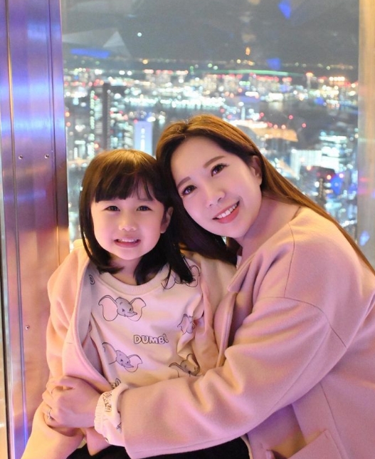 紅豆妹粉專多為母親經營，卻疑似有兼職疑慮。（圖／翻攝自　紅豆妹（阿豆）臉書粉專）