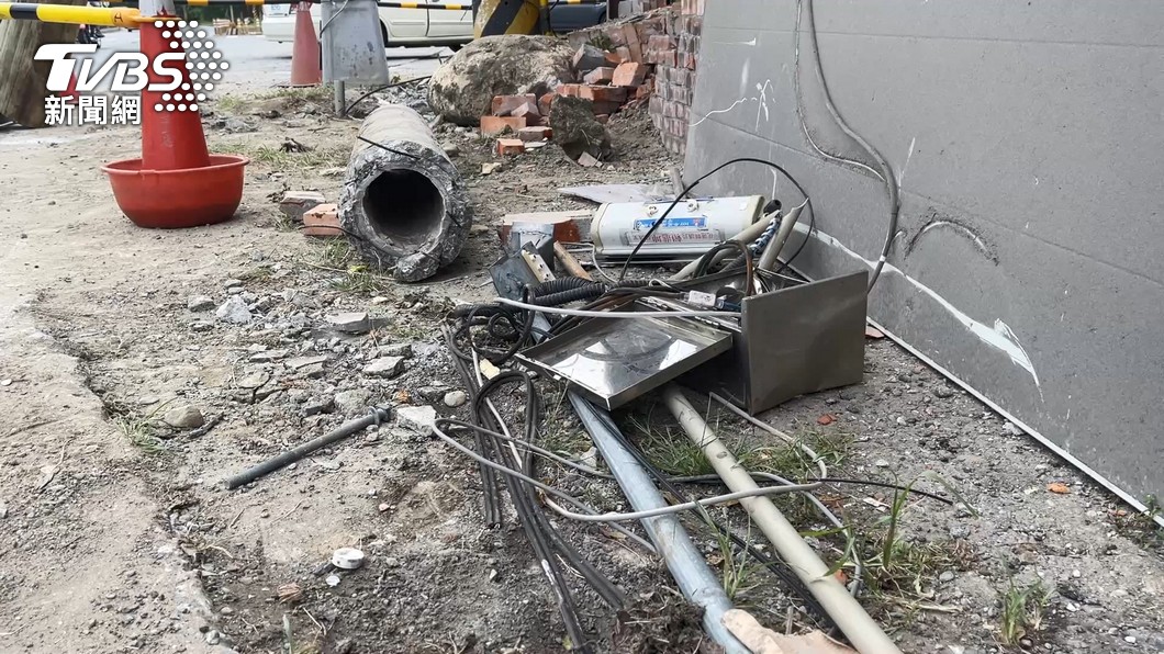 砰！疑未固定好曳引車過彎「挖土機滑落」撞歪電線桿 餐廳圍牆破│TVBS新聞網