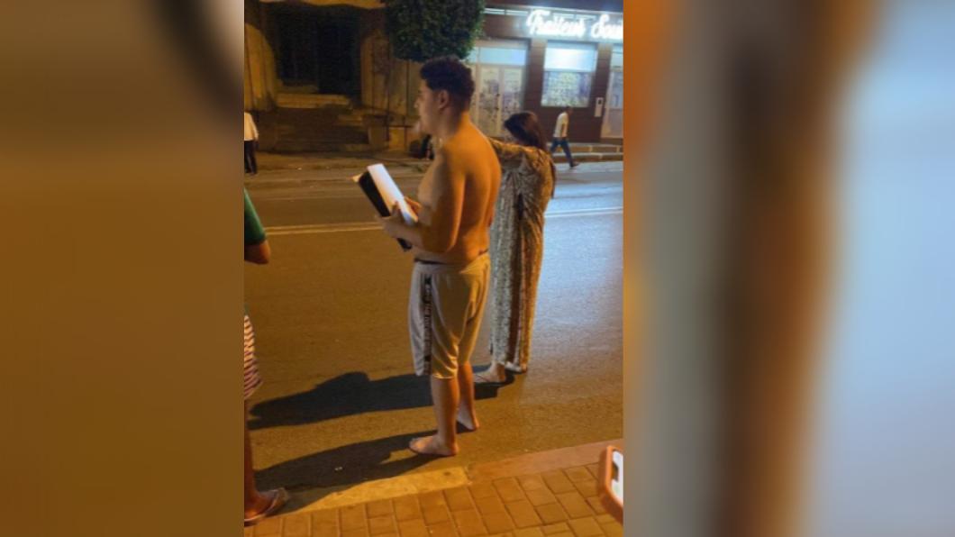 一名男子地震後抱著PS5的照片在網上瘋傳。（圖／翻攝自推特@Oussazeus）