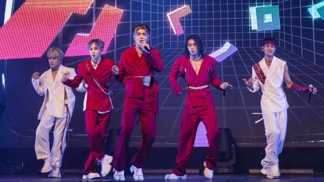 男團FEniX昨晚在Legacy MAX舉辦專場演唱會，吸引上千名歌迷到場。（圖／華納音樂☓踢帕娛樂提供）