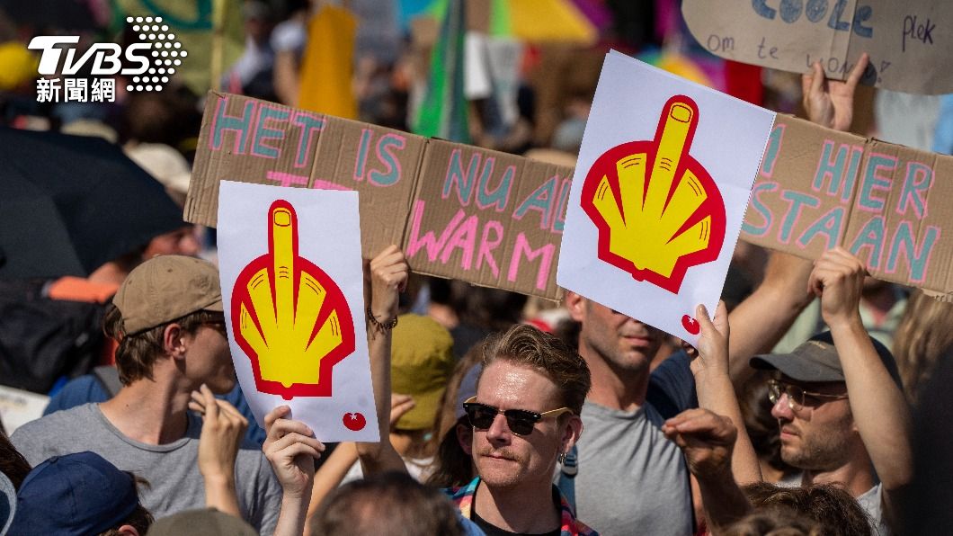 荷蘭數以千計氣候活動人士今天在高速公路上抗議示威。（圖／達志影像美聯社）