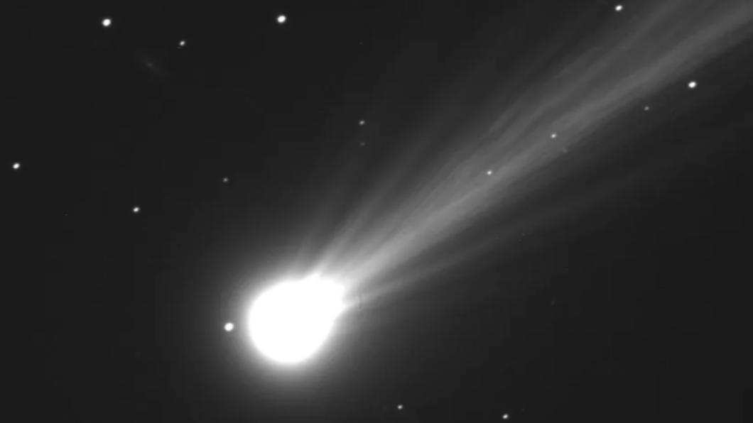 新發現的綠彗星「西村彗星」（Comet Nishimura）將於下周飛掠地球，12日距離最近。（圖／翻攝自《CNN》）