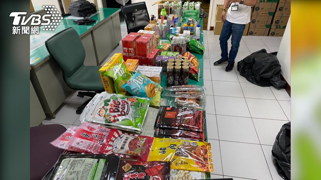 台南女超市偷東西，竊物擺滿派出所桌子。（圖／TVBS）