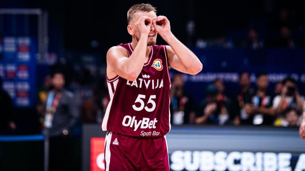 拉脫維亞23歲主控扎加爾斯在昨（9）日的排名賽中，締造單場17助攻的歷史紀錄。（圖／翻攝自FIBA官網）
