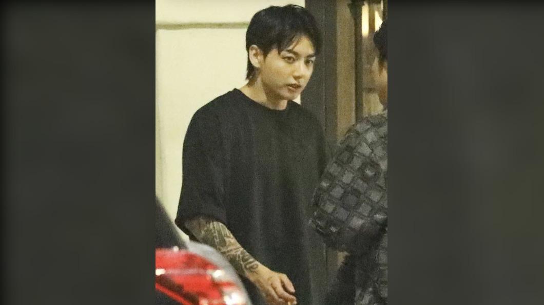 BTS成員柾國（Jung Kook）被拍到在吸菸。（圖 / 翻攝自X ）