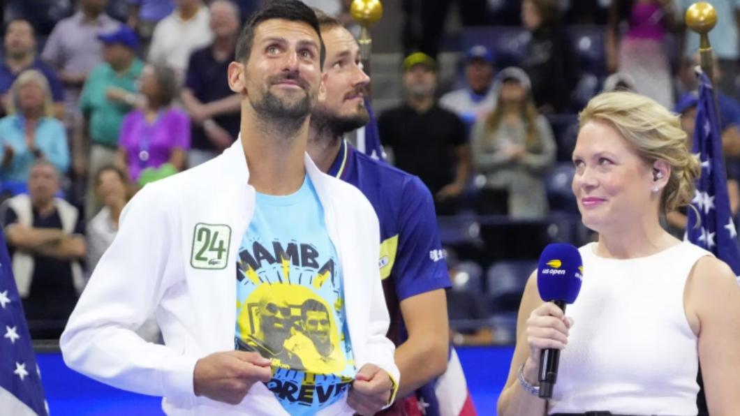 喬科維奇（Novak Djokovic）今（11）日賽後穿上「曼巴T恤」致敬Kobe。（圖／翻攝自《NBA》）