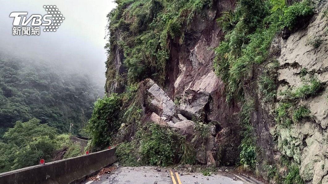 台23線東富公路，因颱風海葵影響多處坍方受阻。（圖／中央社）