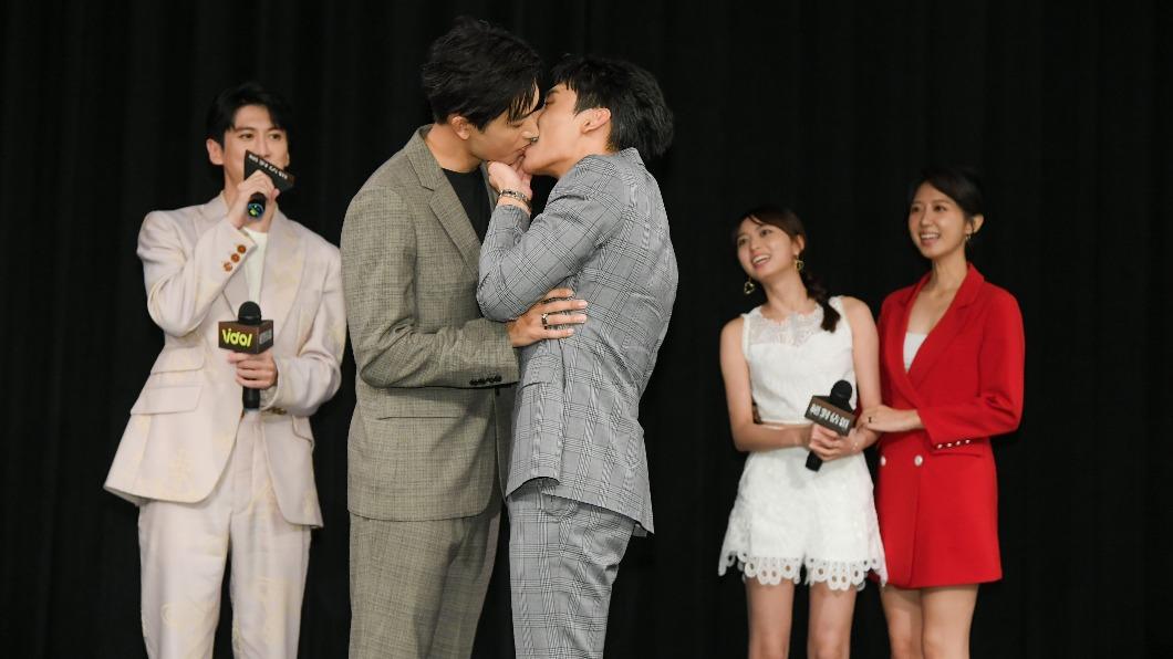 蕭鴻（右三）、毛祁生（左二）在《絕對佔領》不停放閃，現場更大方甜蜜熱吻。（圖／三立提供）