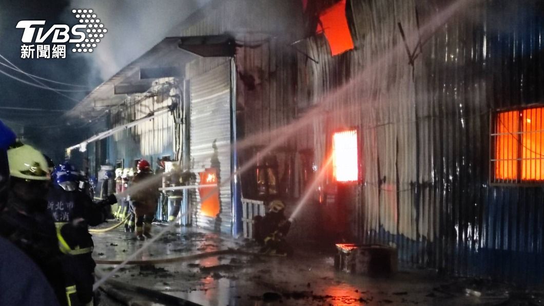 新北市五股區某鐵皮工廠在今（11）日晚間突冒大火。（圖／TVBS）