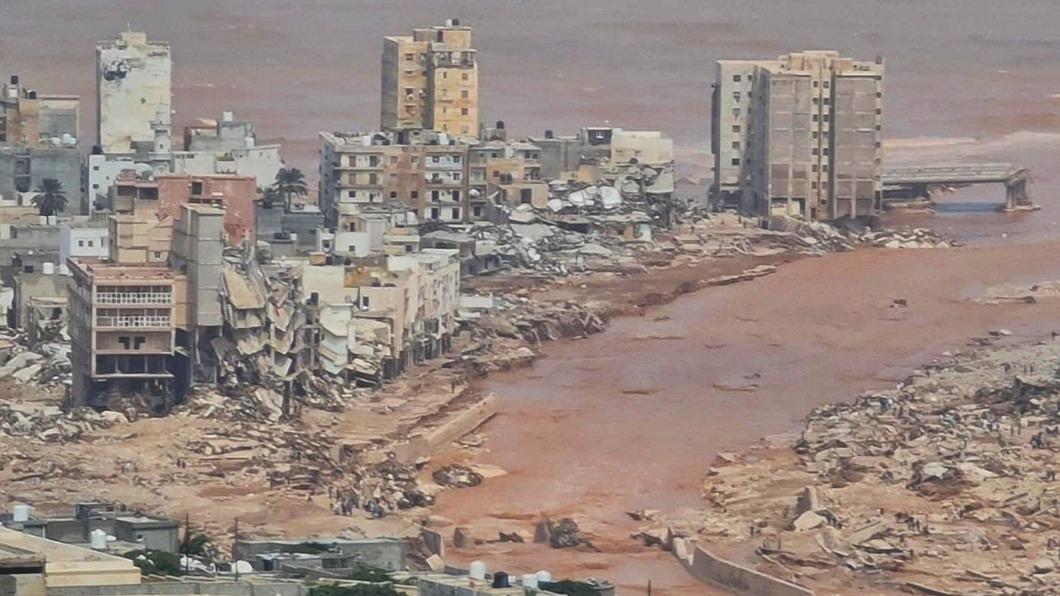風暴狂襲利比亞東部致2座大壩崩垮，德爾納市（Derna）被洪水淹沒。（圖／翻攝自 推特@WxNB_）