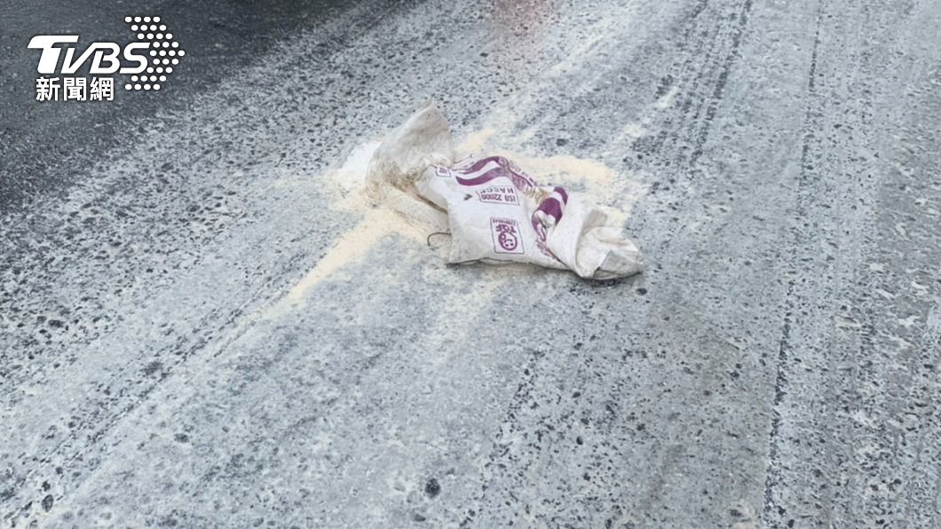 麵粉袋掉落路中害十多輛機車犁田。（圖／TVBS）
