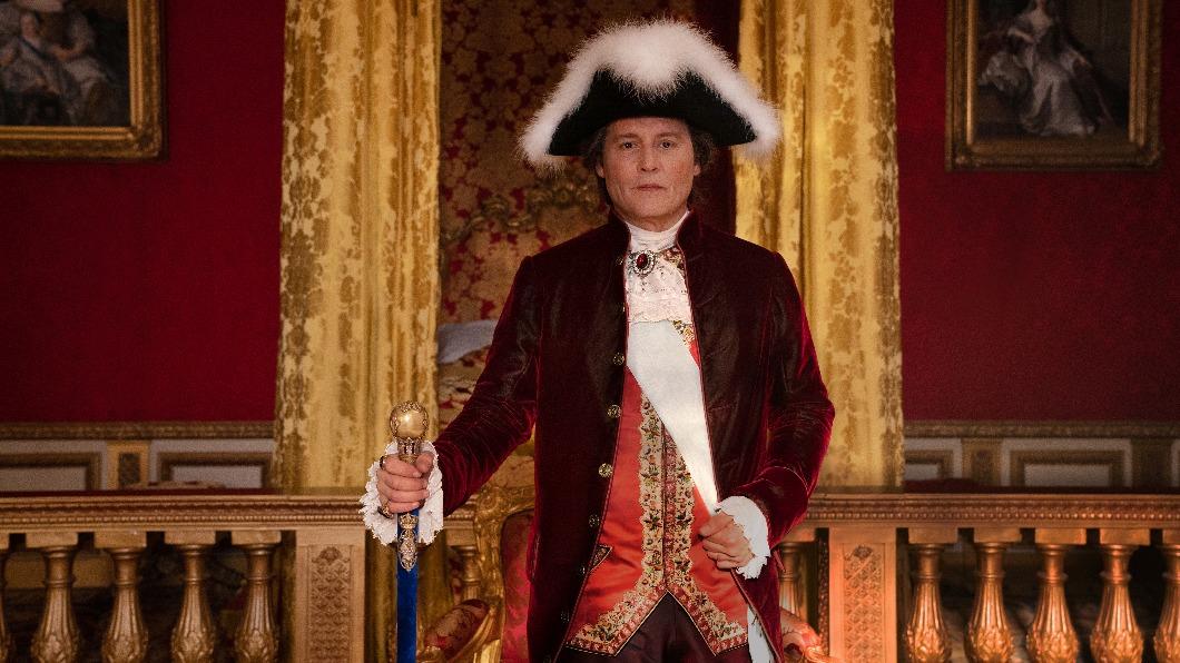 強尼戴普於《杜巴利伯爵夫人》中飾演法王路易十五。（圖／可樂電影提供）