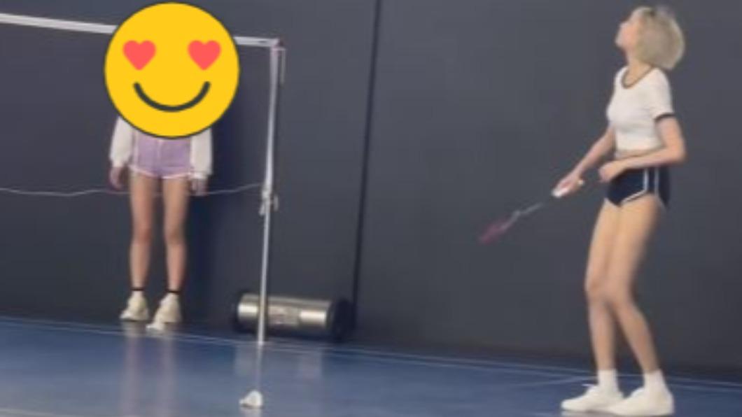 一名網友在某羽球場直擊3名正妹打球，且穿著都十分清涼火辣。（圖／翻攝自「爆廢公社二館」臉書）