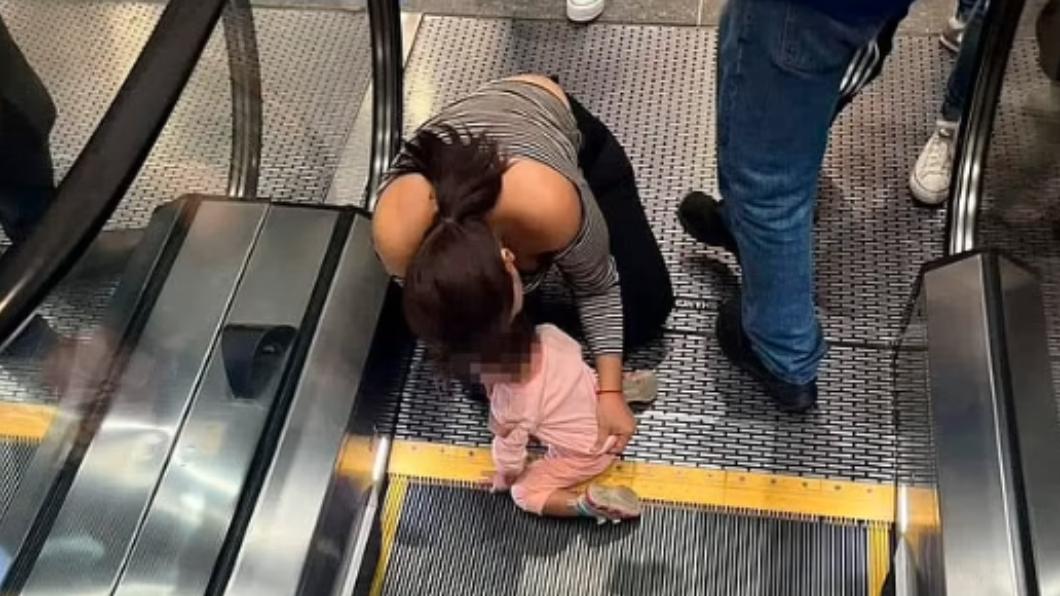 女童手指卡在電扶梯縫隙。（圖／翻攝自每日郵報）