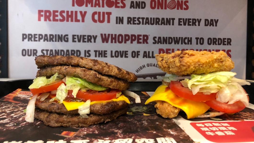 漢堡王推出新品「無麵包雙層脆雞堡。」(圖/業者提供)