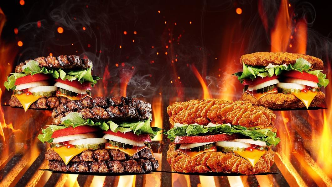 漢堡王期間限定「無麵包肉肉堡。」(圖/業者提供)