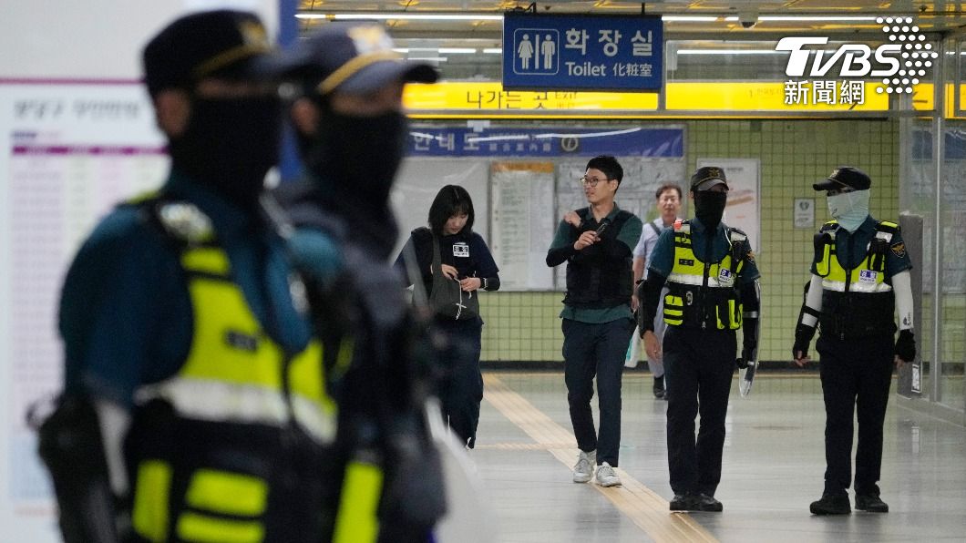南韓發生地鐵站隨機傷人事件後，在車站內增派警力。（圖／達志影像美聯社）