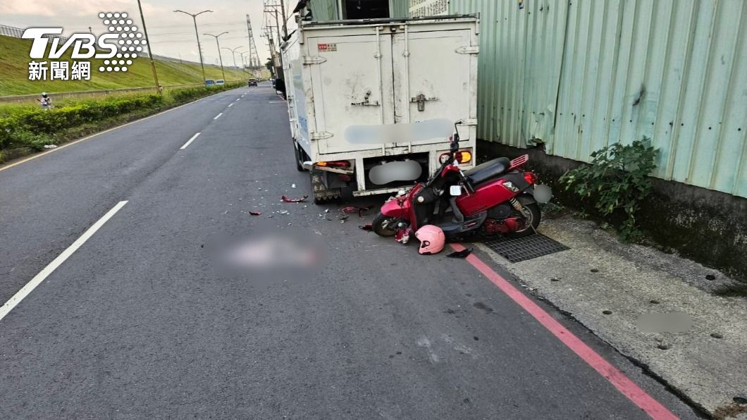 女騎士騎機車追撞違停小貨車，一度陷入昏迷。（圖／TVBS）