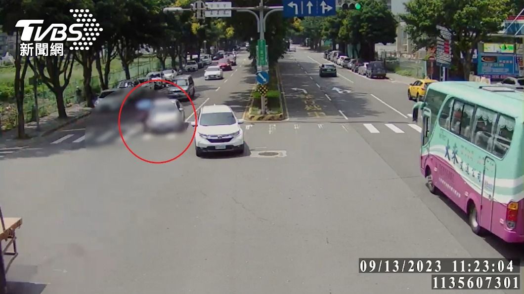婦人闖紅燈遭小轎車撞倒，所幸無生命危險。（圖／TVBS）