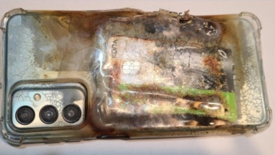 此次起火燃燒的手機是三星「Galaxy Buddy 2」平價機款。（圖／翻攝自@LEMIN79推特）