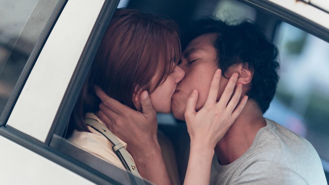 林逸欣與莊凱勛在車上激吻。（圖／鑫羽工作室提供）