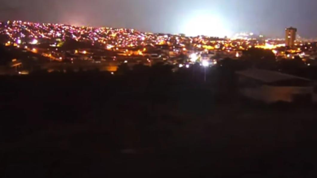 摩洛哥強震前天空乍現「神秘藍光」。（圖／翻攝自《CNN》）