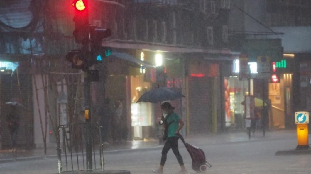 香港14日上午6時許發布紅色暴雨警告。（圖／翻攝自橙新聞微博）