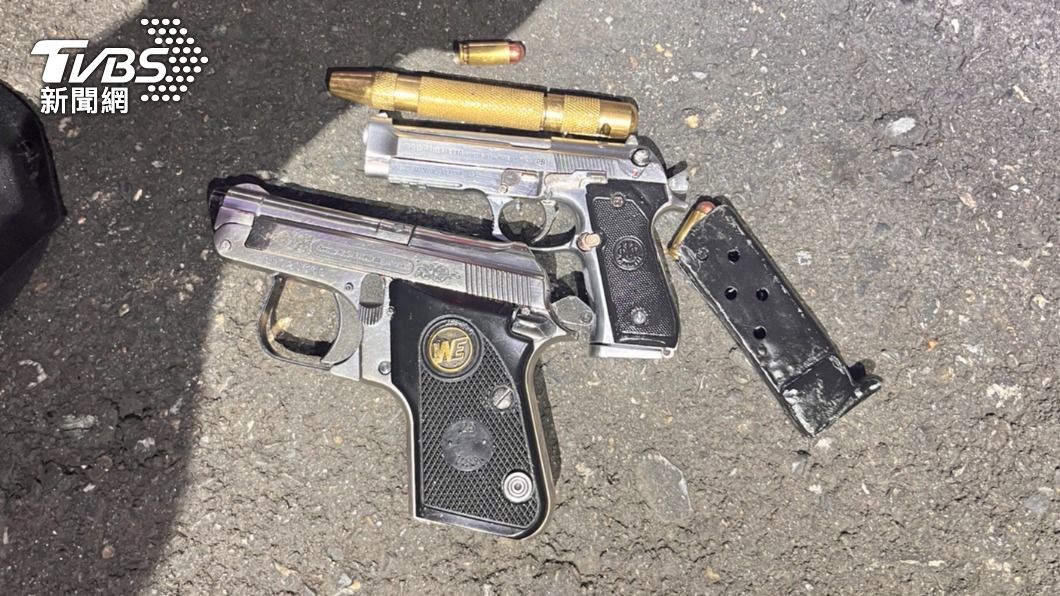 警方查獲兩枝貝瑞塔改造手槍和一枝鋼筆槍。（圖／TVBS）
