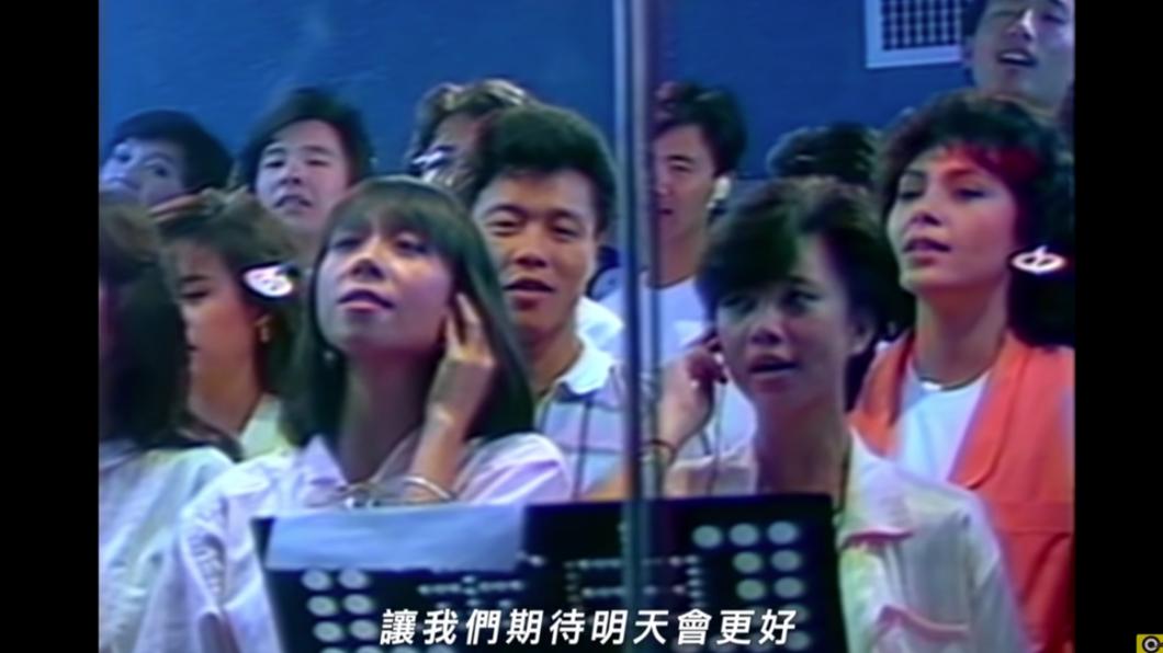 郭台銘副手賴佩霞是「5棲」藝人，曾與群星獻唱經典名曲《明天會更好》，橘色上衣者就是賴佩霞。（圖／翻攝自YouTube）