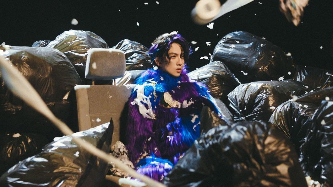 林宥嘉為了新歌〈垃圾寶貝〉MV，詮釋身處垃圾堆中的狼狽模樣。（圖／華研國際提供）