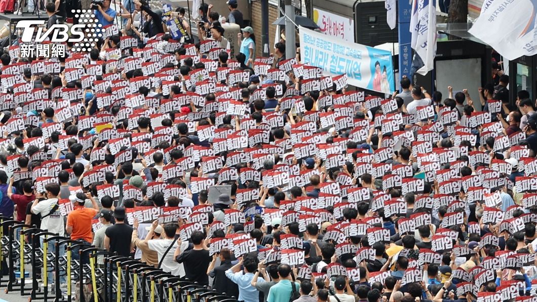 鐵路工會展開為期4天的罷工行動，集會者手舉寫著「總罷工」的標語。（圖／達志影像歐新社）