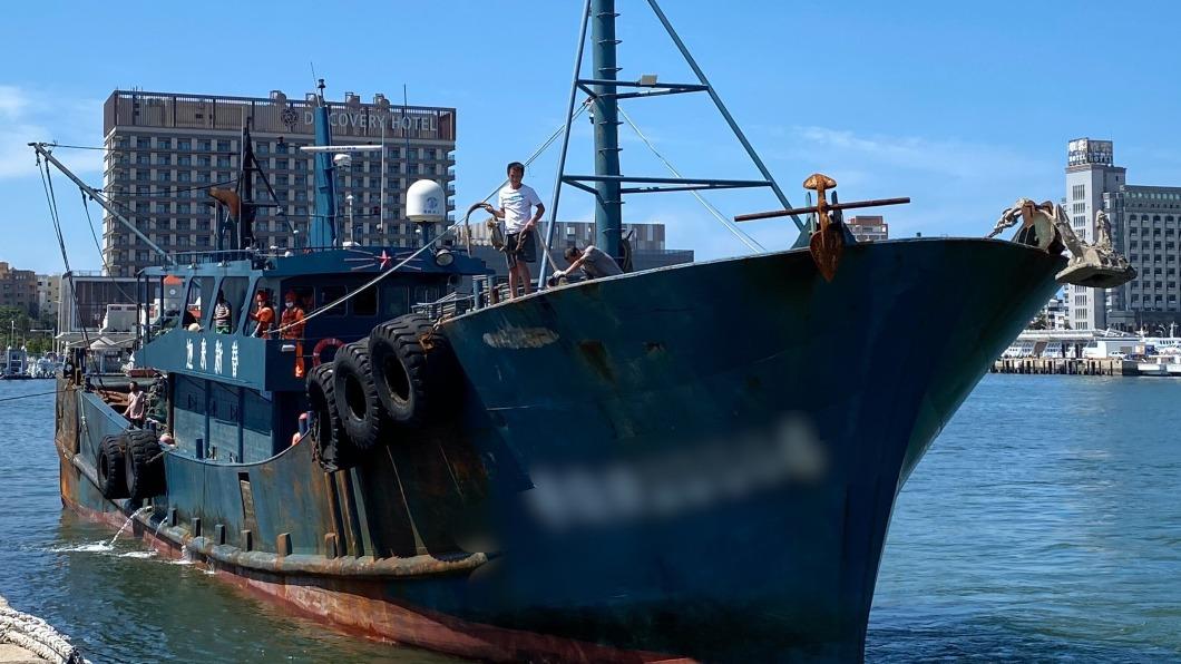 澎湖海巡隊巡防艇發現一艘陸籍漁船越界作業。（圖／澎湖海巡隊提供）