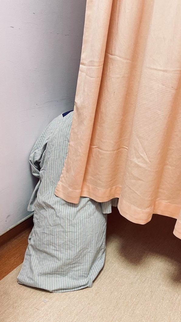 謝筱芸一進病房看見穿著衣服的瑜珈球嚇壞。（圖／翻攝自謝筱芸臉書）