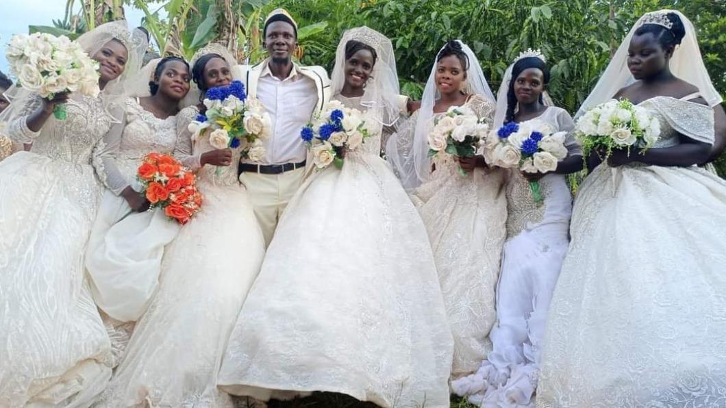烏干達一名43歲男子日前完婚，且一口氣把7名新娘娶進門。（圖／翻攝自「@Funnynewshub」推特）
