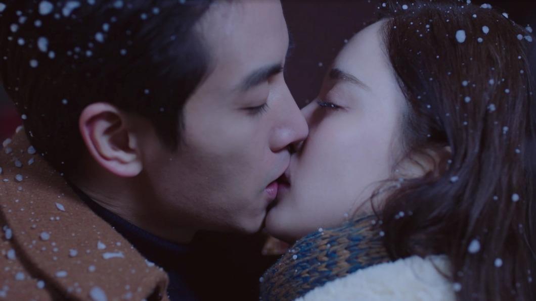 《無與倫比的美麗》陳曉雪中深情擁吻古力娜扎。（圖／MyVideo提供）