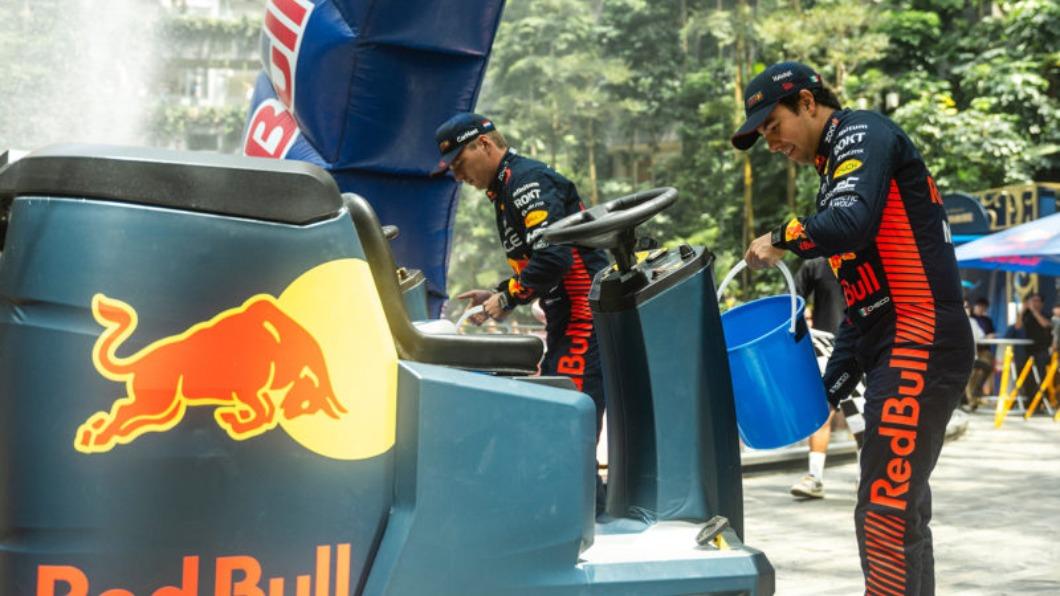 選手必須先幫自己的車裝水。（圖／Red Bull提供）