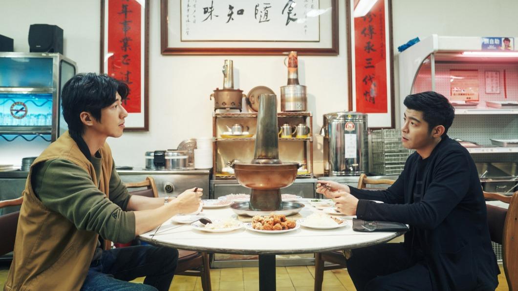 傅孟柏（左）和王柏傑（右）在《美食無間》裡，因併桌吃鍋相識，警察和殺手意外成為飯友。（圖／發起日影視提供）