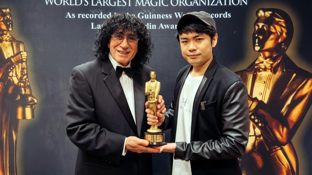 簡子（右）上個月榮獲魔術界奧斯卡「梅林獎」的「最佳原創魔術貢獻獎（Most Original Magician）」，是繼劉謙之後，台灣第二位獲獎者。（圖／簡子製造提供）