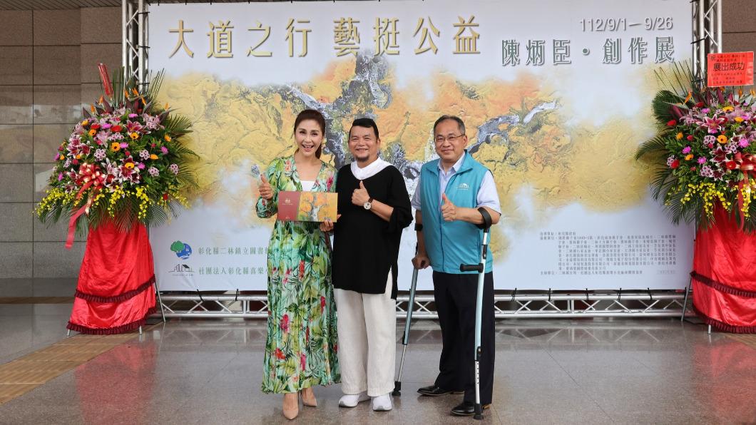 藝人梁佑南擔任開幕公益大使與陳炳臣合照。(圖／伯立歐小兒麻痺&愛加倍庇護工場　提供)