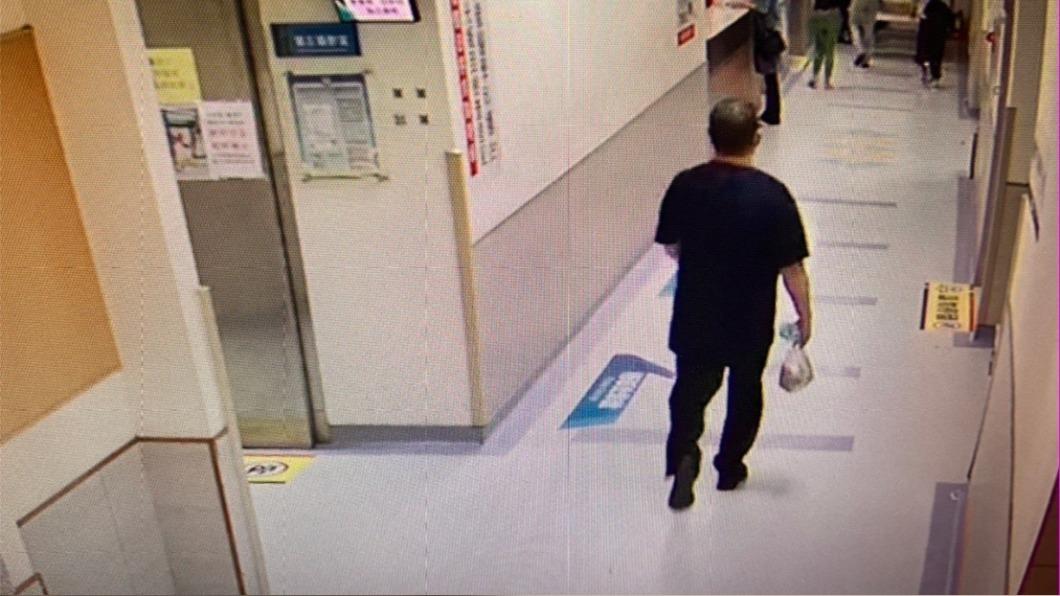 高雄中生代角頭「九斤」在大同醫院飲彈自盡，醫院監視器拍到他獨自進入廁所畫面，因此研判非他殺。（圖／警方提供）