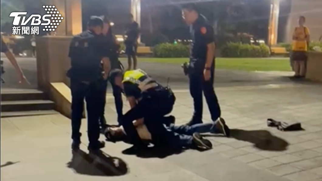 桃園高鐵爆揮刀傷人，員警壓制男子。（圖／TVBS）
