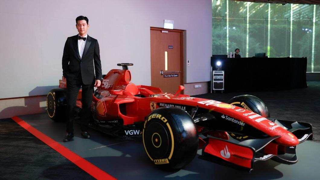 周興哲受邀前往新加坡觀賞2023法拉利一級方程式賽車大賽。（圖／星空飛騰x scuderia ferrari marketing team提供）