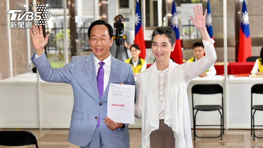 郭台銘宣布資深女星賴佩霞擔任副手，參選2024總統大選。（圖／胡瑞麒攝）