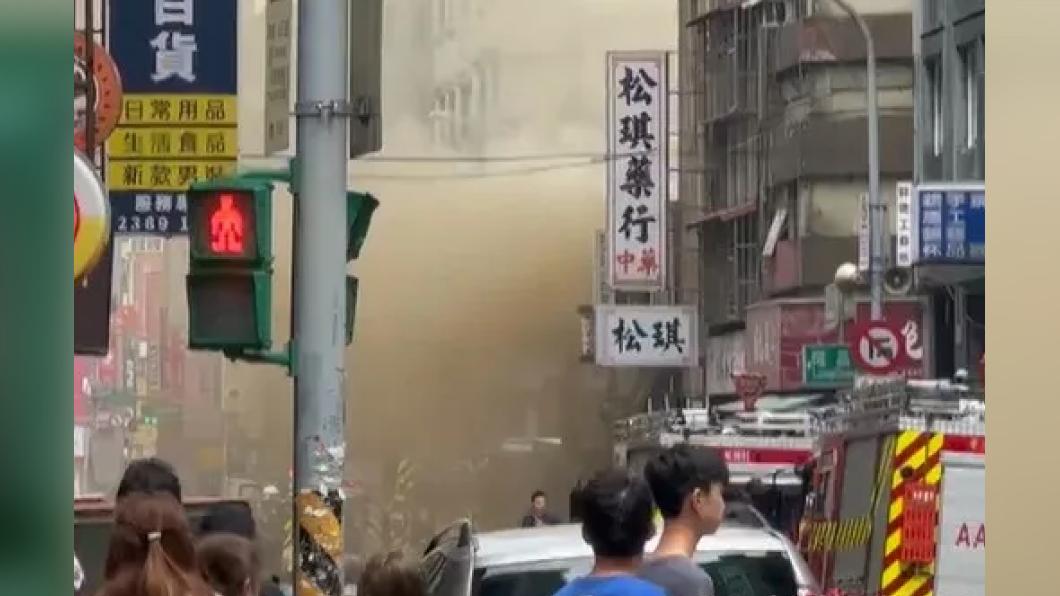 萬華區昆陽街一棟二樓鐵皮建物傳出火警。（圖／翻攝自記者爆料網）