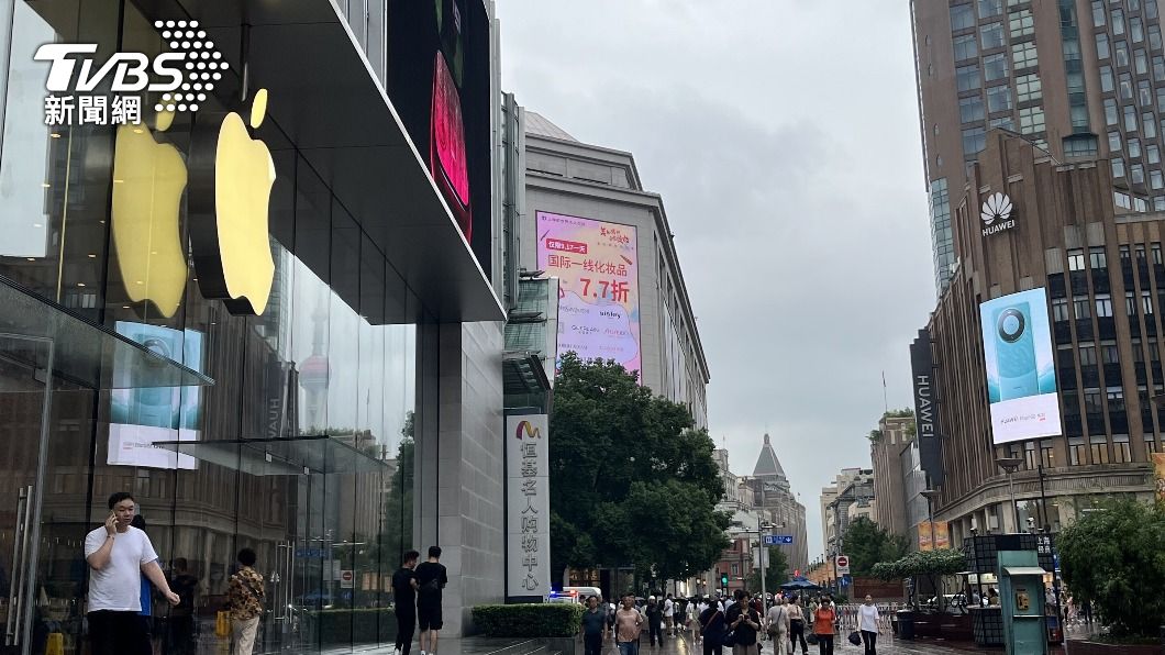 上海華為旗艦店對望蘋果零售店。（圖／中央社）
