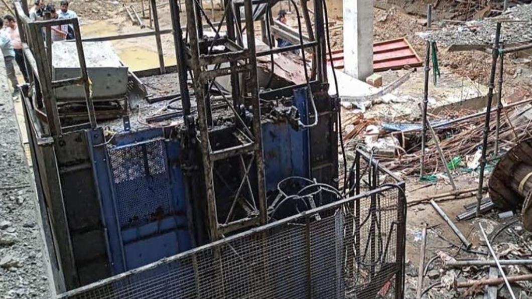 電梯從14層樓高的地方急速墜落，造成8名工人身亡。（圖／翻攝自「@NewsBuddyIn」推特） 電梯詭卡14樓！下秒「急速直墜」撞地　印度8工人血濺滿地慘亡
