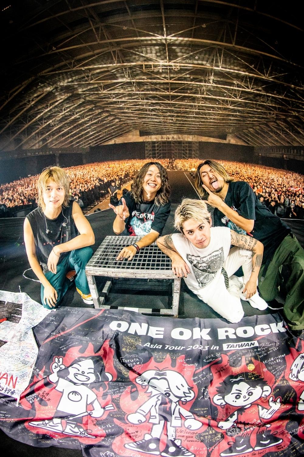 ONE OK ROCK與樂迷製作的布條以及全場觀眾大合照。（圖／Rui Hashimoto、雅慕斯娛樂、必應創造 B'in Live提供）