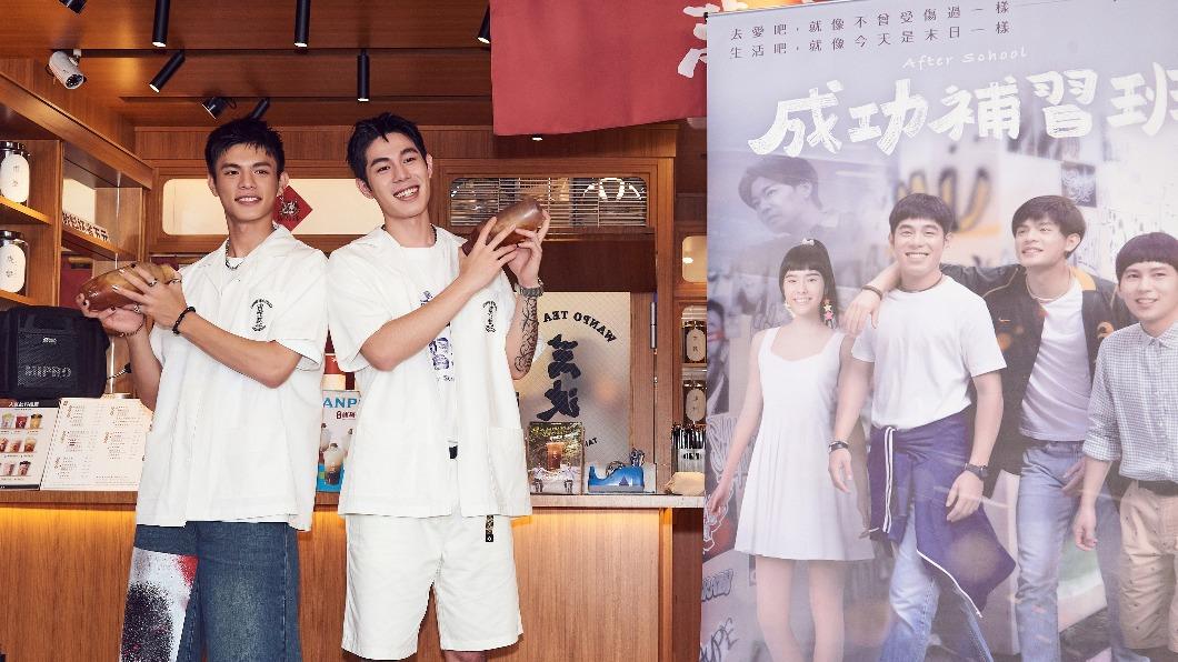 邱以太（左）、詹懷雲擔任飲料店一日店長。（圖／華納提供）