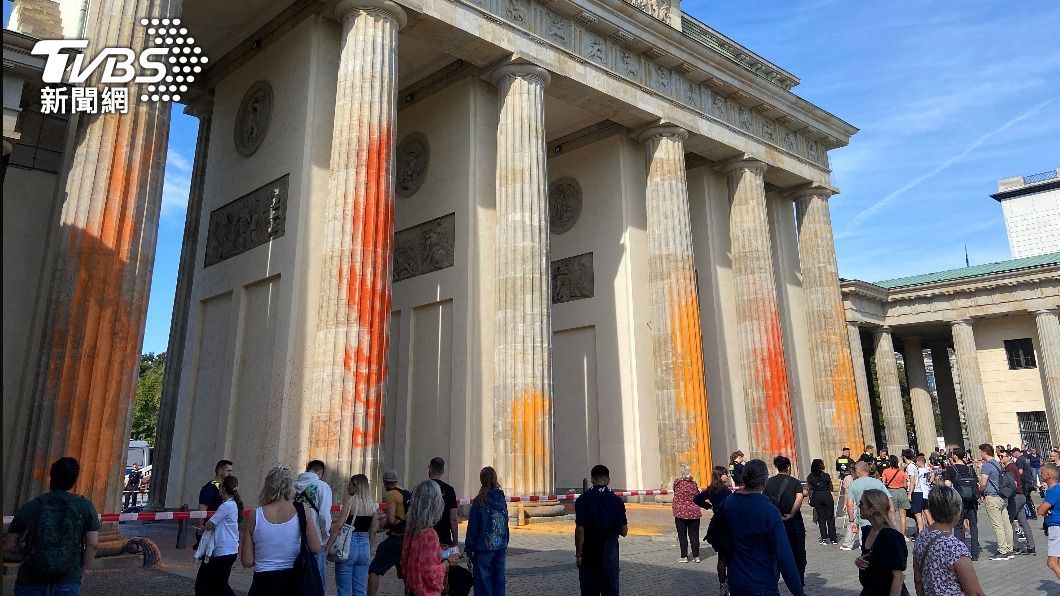 柏林布蘭登堡大門的立柱被社運人士噴灑油漆。（圖／達志影像路透社）