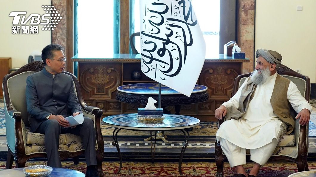 中國大使趙星(左)與塔利班政府代理總理艾昆德(右)。（圖／達志影像美聯社）